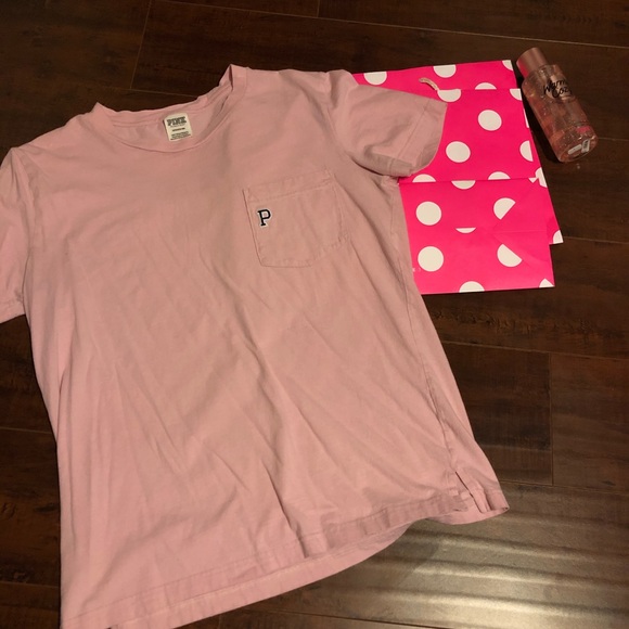 ❌ SOLD ❌ Pink VS Campus Tee in soft pink - Picture 1 of 7